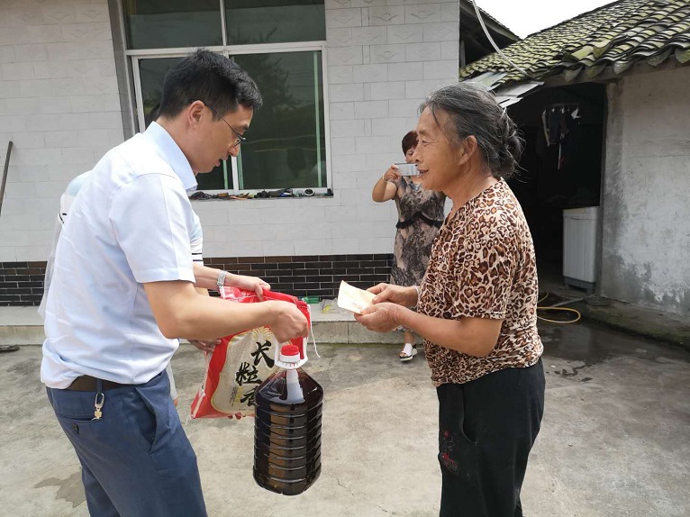 仟坤集團慰問九龍鎮馬跪村貧困群眾