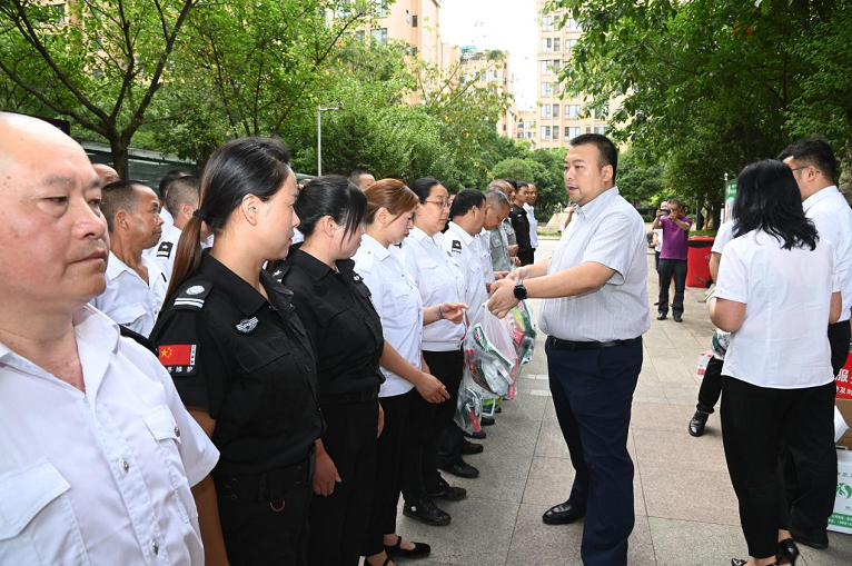 仟坤集團為仟坤物業一線服務員工送去”清涼“